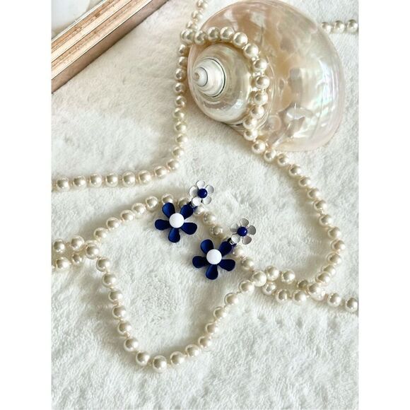 Navy blue and bright white double Daisy dangle earrings ￼ - Picture 6 of 9